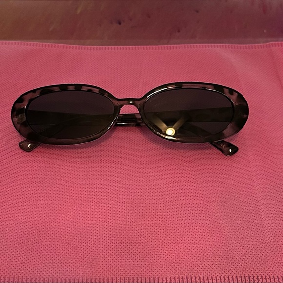 BUNDLE OF FASHION SUNGLASSES - Picture 6 of 7